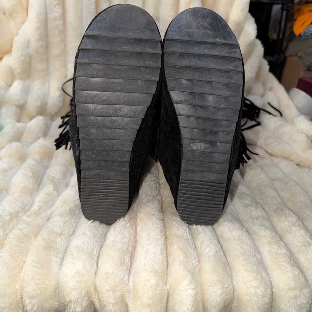 Unbranded 7.5 Black Fringe Embroidered Boho moccasin Boots w/Rubber Grip Soles - Picture 8 of 8
